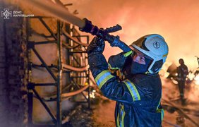 У Харкові "шахеди" знищили виробниче підприємство та СТО, пожежу гасили всю ніч