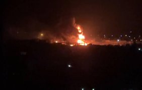 У Луганську пролунали вибухи, палає нафтобаза окупантів (відео)