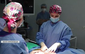 На Прикарпатті провели операції для онкохворих у рамках міжнародної місії "Face the Future Ukraine"