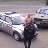 У Києві чоловік заліз на авто поліції та вдарив правоохоронця
