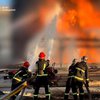 Удар рф по Київщині: рятувальники вже добу ліквідують пожежу на підприємстві 