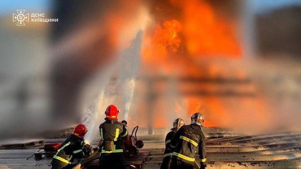 Удар рф по Київщині: рятувальники вже добу ліквідують пожежу на підприємстві 