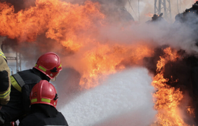 У Хмельницькій області на об'єкті інфраструктури після нічної атаки спалахнула пожежа 