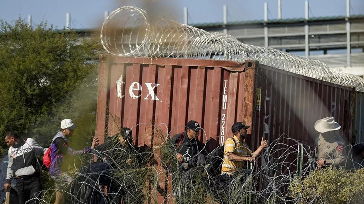 Мігранти на кордоні Мексики та США