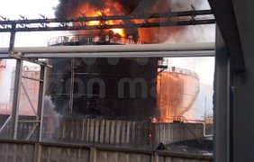 Безпілотники атакували нафтобазу в Азові, площа пожежі - 5000 квадратних метрів (відео)