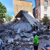 У Стамбулі семеро людей постраждали й одна загинула через обвалення триповерхового будинку (відео)