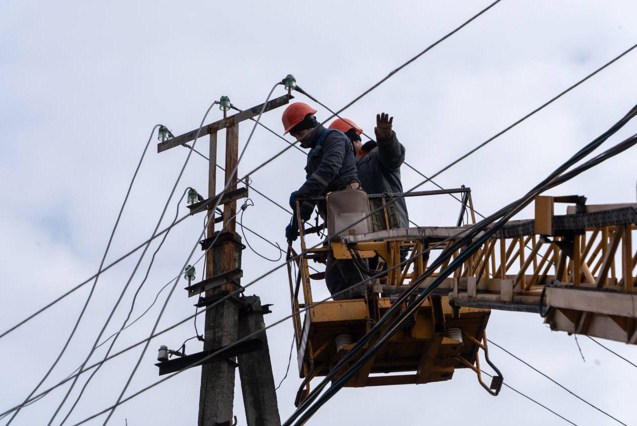 Деякі регіони України повертаються до графіків лімітів споживання електроенергії, які 2 червня діють з 18:00 до 24:00, скасовуючи аварійні відключення. Про це повідомила ДТЕК