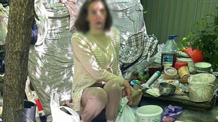 Фото: жінці, яка пошкодила могили військових у Києві, повідмолено про підозру
