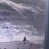 В Одесі дівчину знесло в море під час шторму: зʼявилось відео 