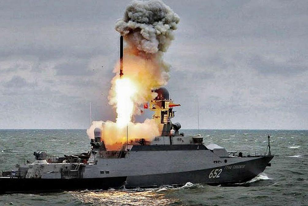 Російська федерація утримує два кораблі в Чорному морі, серед яких один носій крилатих ракет "Калібр"