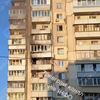 У Києві уламки ракети впали на житловий будинок (відео)