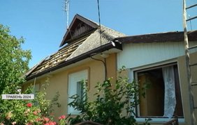 На Хмельниччині жителі відновлюють будинки після обстрілів