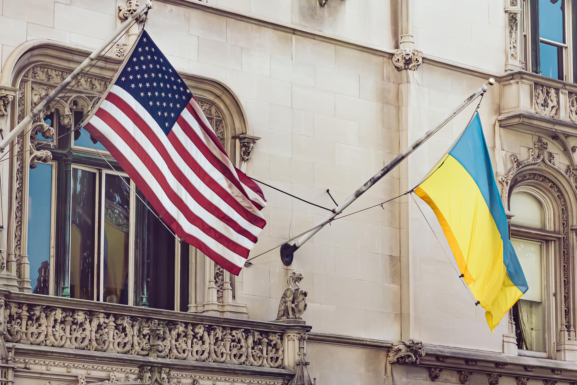 Посольство США в Україні попередило, що Україна скасувала виняток щодо "проживання за кордоном", який раніше дозволяв певним українським чоловікам віком від 18 до 60 років виїжджати з країни