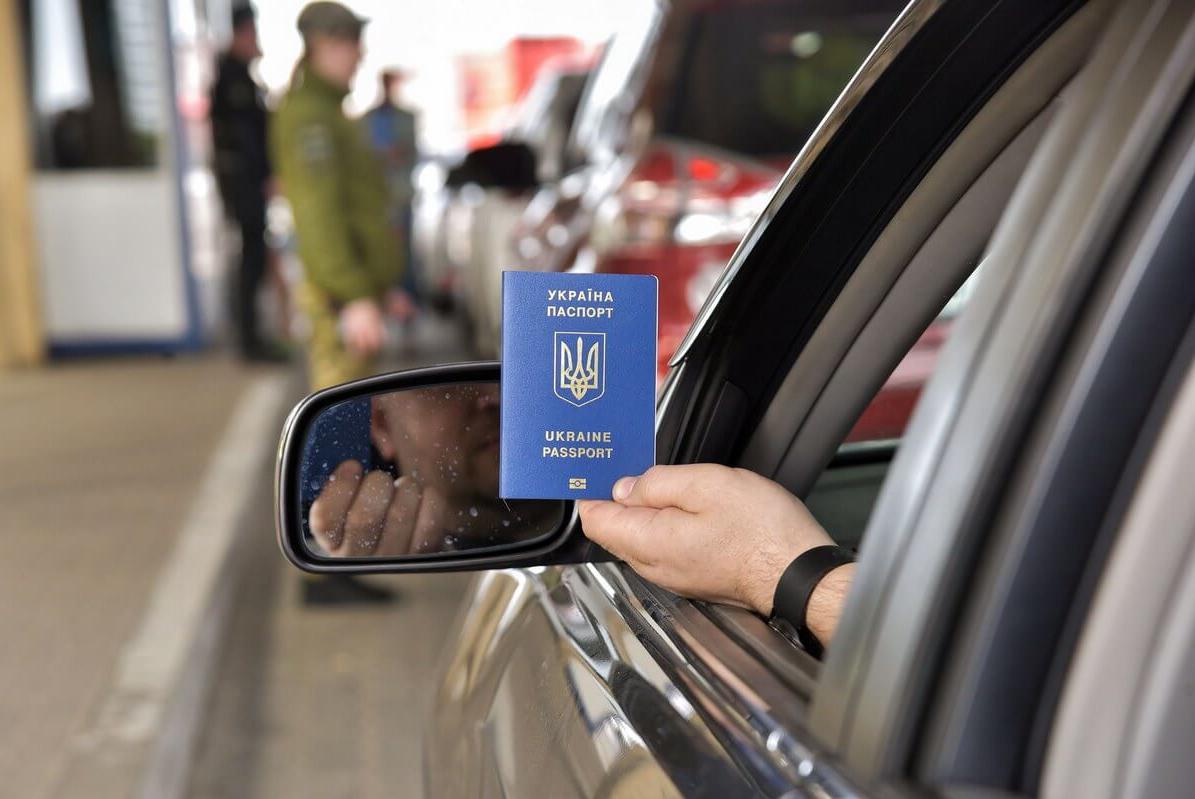 Громадяни України, які мають паспорт іншої країни, розглядаються прикордонниками у першу чергу саме як громадяни України, а не іноземці. Тому на них поширюються всі права та обов’язки, у тому числі про військову службу.