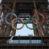 Олімпійські кільця встановили на Ейфелевій вежі (відео)