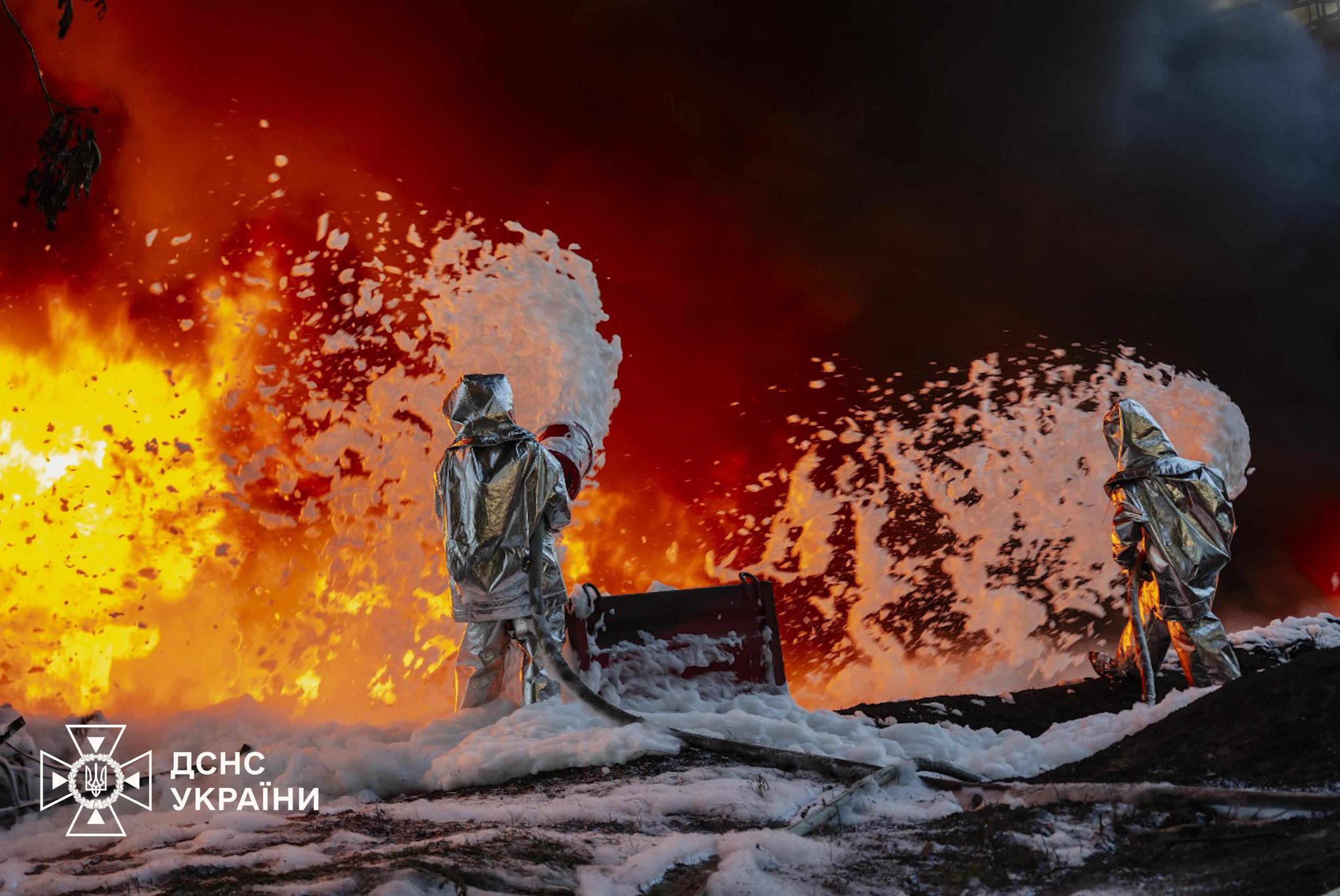 Внаслідок нічного російського обстрілу в Київській області виникла пожежа на промисловому об'єкті