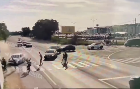 В Одесі BMW вилетів прямо у натовп людей на пішохідному переході (відео)