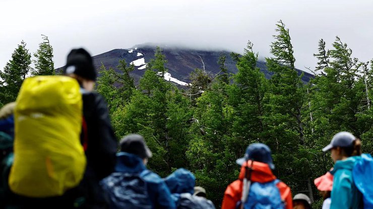 Туристи на тлі гори Фудзі