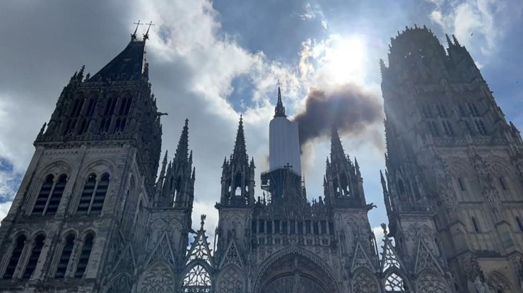 Горів шпиль Руанського собору