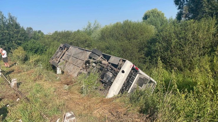 Перекинувся автобус