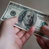 НБУ підняв курс долара до рекордного рівня, попри скорочення дефіциту валюти
