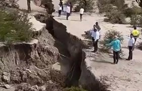 У мексиканській Тулі з'явилася семикілометрова тріщина у землі (фото, відео)