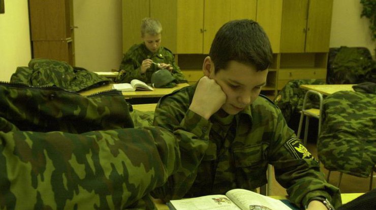 Кремль готує дітей в окупації до служби в силових структурах рф