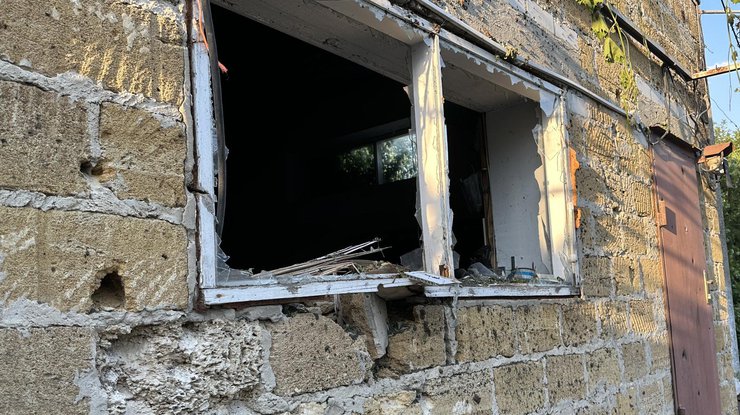 Зруйноване вікно будинку після обстрілу РФ, Херсон, 1 липня 2024 року. Суспільне Херсон