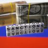 До росії ввезли долари та євро на $2,3 млрд, незважаючи на санкції - Reuters