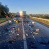 У Львівській області перекрили дорогу через ДТП з вантажівкою та мікроавтобусом: є постраждалі