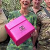 Z-співачці Чичеріній подарували крадену в Україні сумку Chanel (відео)
