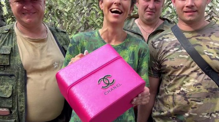 Чичеріна з "трофеєм"