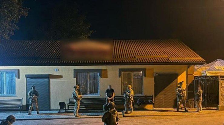 В Хмельницькій області чоловік розстріляв поліцейських з автомата, є поранені