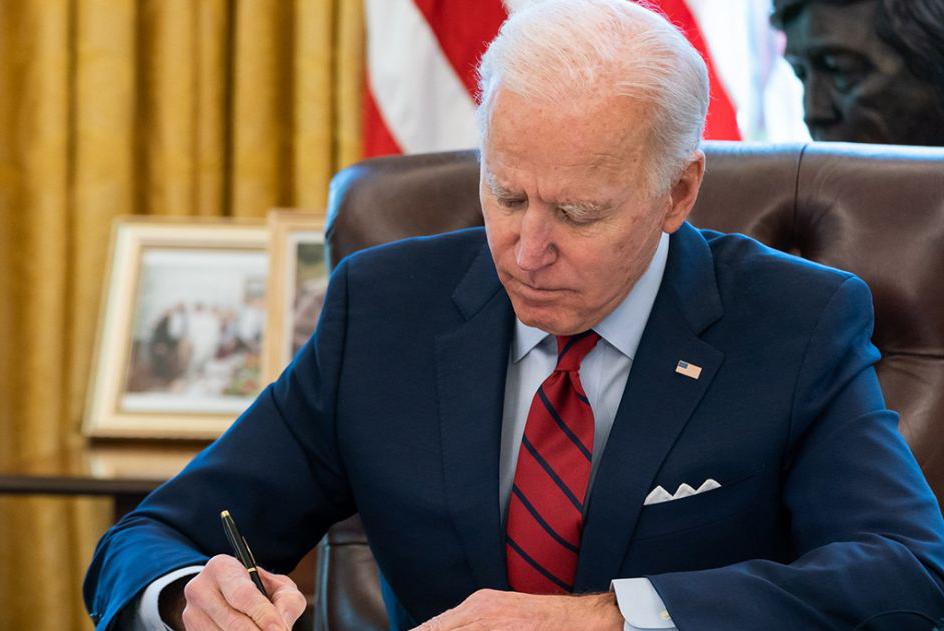 Адміністрація президента США Джо Байдена знайшла обхідний шлях для розширення президентських повноважень щодо відправлення в Україну зброї та обладнання на 5,9 млрд доларів. Ці кошти можуть "згоріти" після закінчення фінансового року наприкінці вересня