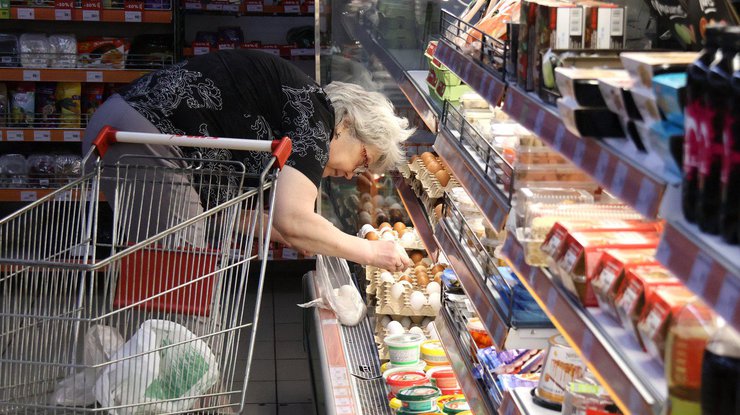 Жінка обирає продукти в супермаркеті у Краматорську