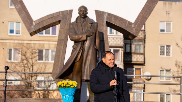 Марцінків біля пам'ятника Бандері