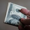 НБУ підвищує курс долара другий день поспіль