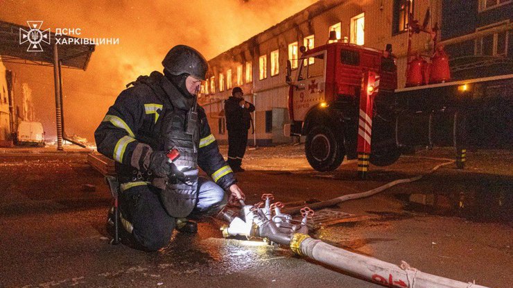 У Харкові масштабна пожежа на підприємстві