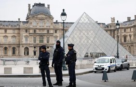 У Парижі з Лувра викрали коштовності Наполеона