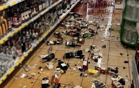 У Києві чоловік хотів украсти алкоголь із магазину і розтрощив купу пляшок