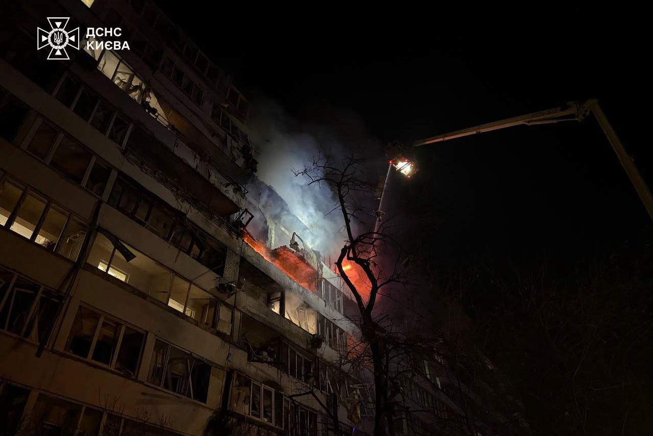 У ніч проти 25 листопада росія атакувала Київ ракетами й дронами. Є загиблі та постраждалі, зруйновано житлові будинки у кількох районах столиці