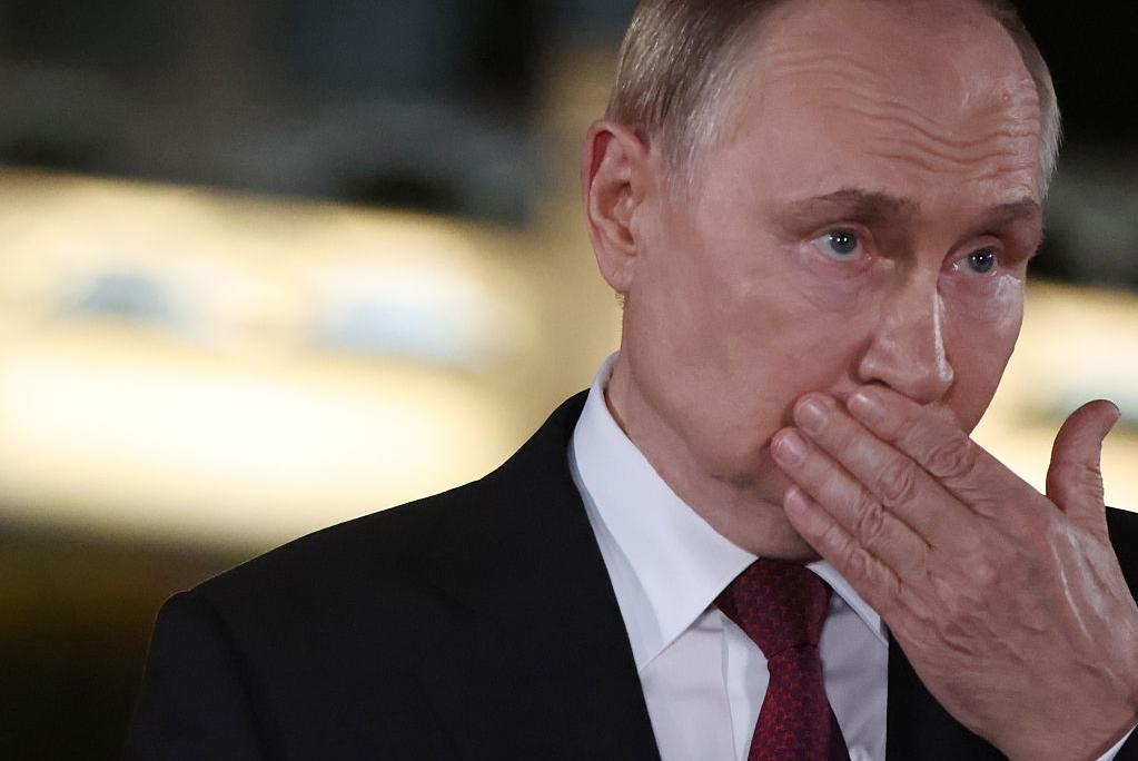 На росії оновили тлумачний словник державної мови: розширили список нецензурних слів і змінили політичні визначення. Частину статей узгоджували з РПЦ.