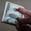 НБУ підвищує курс долара другий день поспіль