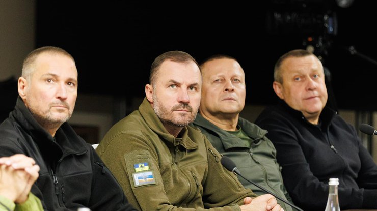 Володимир Усов (у центрі)