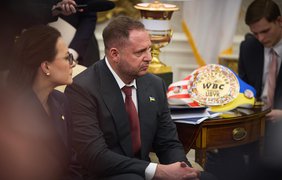 "Мої пояси у мене вдома": Усик заявив, що Зеленський приніс Трампу не його чемпіонський пояс