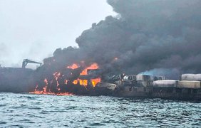 Нафтовий танкер палає після зіткнення з вантажним судном біля берегів Британії