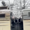 Майже згорів заживо: у Києві підліток заліз на вагон електрички (відео) 