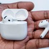 Apple навчить AirPods перекладати з іншої мови в реальному часі - Bloomberg