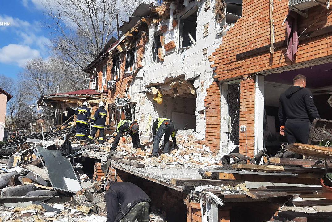 У Кропивницькому триває ліквідація наслідків ворожої дронової атаки. Росіяни запустили по Кіровоградщині понад 50 "шахедів, 21 з них ударив по місту. Поранено 10 людей, зокрема четверо дітей, пошкоджено житло, церкву та інфраструктуру. 