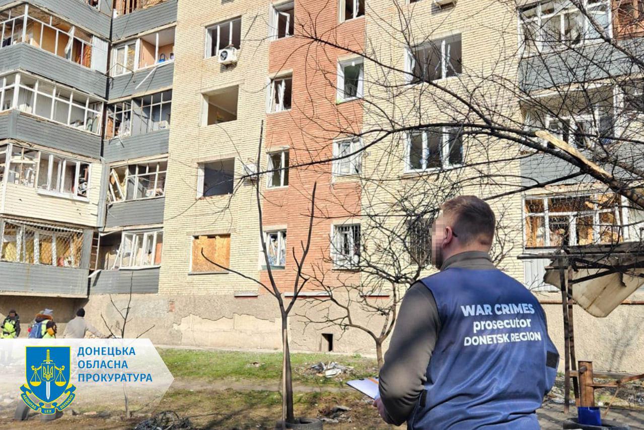 Вночі окупаційні війська атакували Слов’янськ шістьма "шахедами". Влучання відбулись по житлових мікрорайонах прифронтового міста. В одному з багатоквартирних будинків зазнали тілесних ушкоджень двоє чоловіків 28 й 30 років.